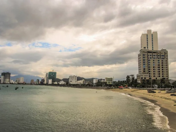 Kumsalda, Dong De bölgesinde bulutlu bir günde, Nha Trang Şehri, Khanh Hoa