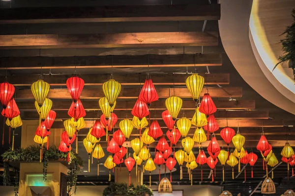 Ho Chi Minh City, Vietnam 'daki alışveriş merkezinin tavanında renkli fenerler parlıyor.
