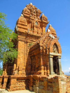 Ninh Thuan, Vietnam - 18 Ağustos 2015: Ninh Thuan, Vietnam 'daki Po Klong Garai Cham Kulesi' nin dış görünüşü