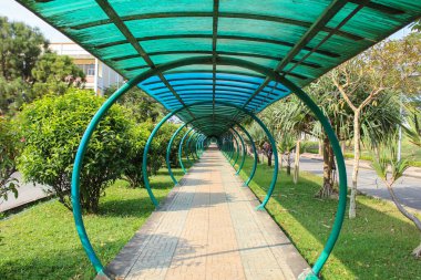 Ho Chi Minh, Vietnam - 13 Ocak 2016: Vietnam Ulusal Üniversitesi Ho Chi Minh Şehri 'nde kapalı kubbelerle yürüyüş yolu