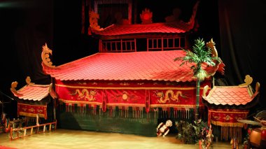 Ho Chi Minh, Vietnam - 18 Kasım 2015: Vietnam 'ın Ho Chi Minh şehrindeki Altın Ejder Su Kuklası Tiyatrosu' nda Vietnam su kuklası gösterisi