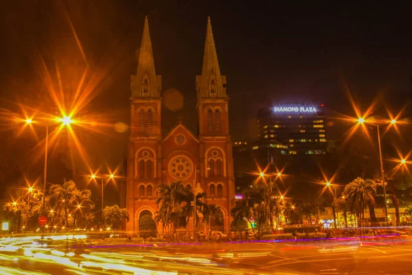 Ho Chi Minh, VIET NAM - 21 Şubat 2016. Vietnam 'ın Ho Chi Minh şehrinde geceleyin Notre Dame Katedrali' nin (Vietnamca: Nha Tho Duc Ba) yakınında. Fransız koloniciler tarafından kuruldu..
