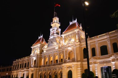 Ho Chi Minh, Vietnam - 5 Eylül 2015: Gece Halklar Komitesi Saigon Binası, Saigon Belediye Binası Fransız Koloni tarzı mimarisi