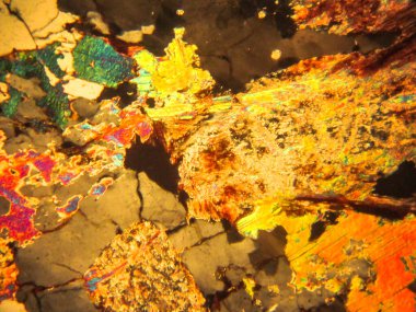 Optik mineralojinin ve petrografinin ince bölümünün fotoğrafı