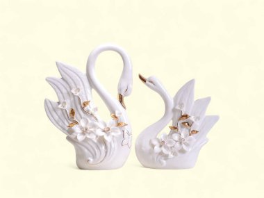 Zarif Beyaz ve Altın Seramik Kuğu Çifti