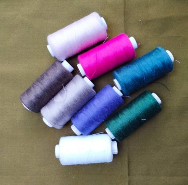 Farklı Renkli Dikiş İpliği Spekülasyonları