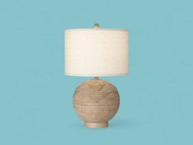 Kalıplı açık renkli tabanlı bir masa lambası ve basit beyaz bir davul gölgesi.