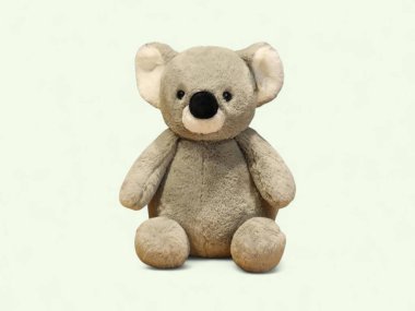 Gri ve beyaz peluş koala oyuncağı beyaz arka planda dik duruyor..