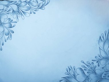 Açık Hava Kompozisyonunu Çerçeveleyen Soluk Mavi Yapraklı Asmalar