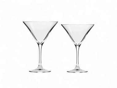 İki zarif cam martini bardağı beyazın üzerinde yan yana durur..