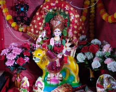 Tanrıça Durga 'nın heykeli canlı çiçeklerle çevrili bir aslana biniyor..