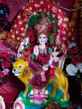 Festival sırasında bir aslanın üzerinde oturan Hindu ilahının renkli idolü..