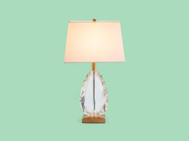 Gözyaşı şeklinde kristal cam tabanlı modern bir masa lambası.