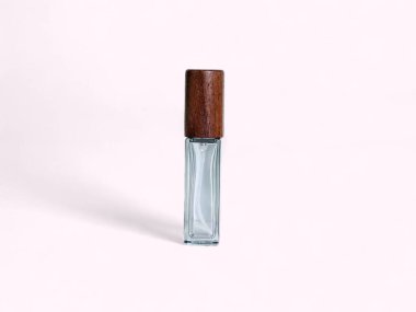 Tek bir dikdörtgen cam sprey şişesi ve ahşap bir kapak..