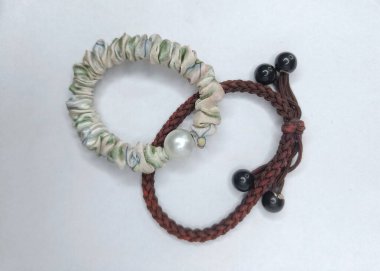 Örülmüş kahverengi saç kravatı ve inci tokası.