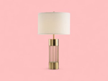 Zarif bir altın masa lambası. Şık bir taban ve beyaz bir gölge.