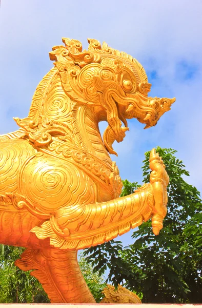 Estátua de leão dourado — Fotografia de Stock