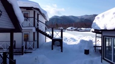 Kışın eve yakın bir yerde İHA 'yla uçuyor.