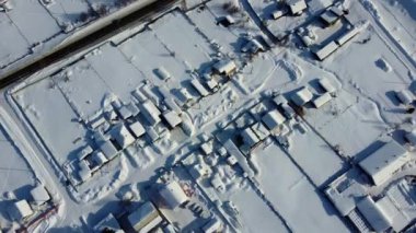 Drone uçuşu orman ve donmuş Baykal Gölü yakınlarındaki köy üzerinde