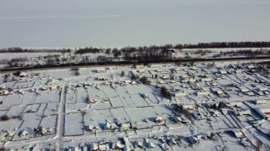 Drone uçuşu orman ve donmuş Baykal Gölü yakınlarındaki köy üzerinde