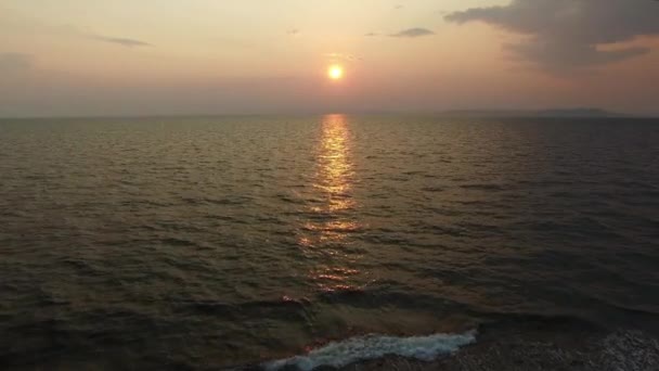 Voando sobre o mar para o pôr do sol — Vídeo de Stock
