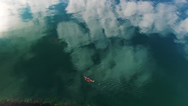 Kayak de mer dans une eau miroir — Video