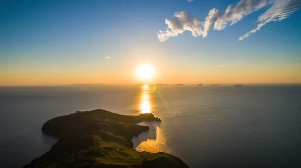 Sole che sorge sopra le isole Foto Stock