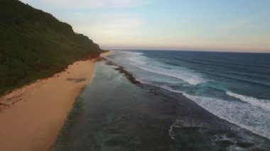 Okyanus ve resif üzerinde uçan