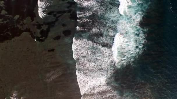 Хвилі, що ламаються на рифі — стокове відео