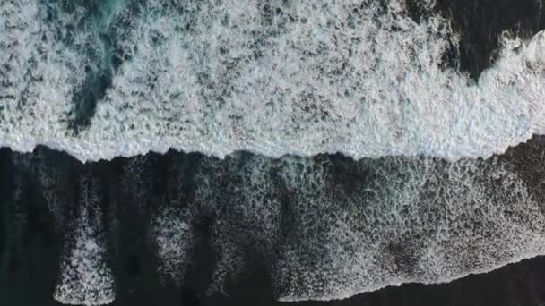 A beautiful view of the breaking waves from above (Bali, Indonesia) — Stock Video