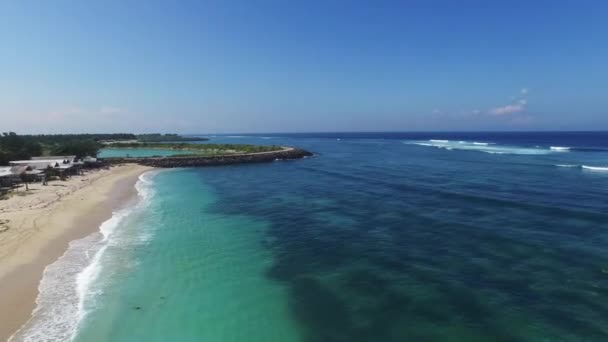 Flying fast above the beautifully colored ocean 2 — Stock Video