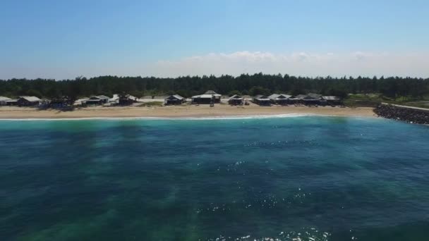 Fliegen entlang der Restaurants am Meer in serangan, bali — Stockvideo