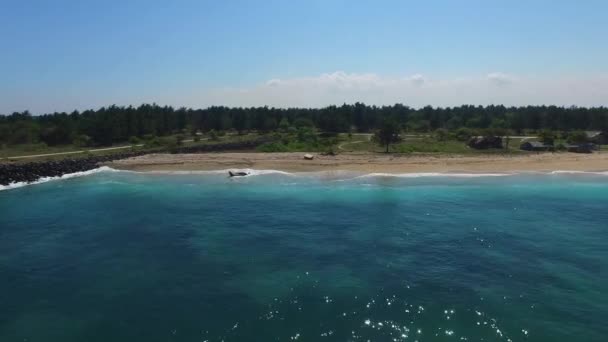 Fliegen entlang des Strandes in Serangan, Bali — Stockvideo