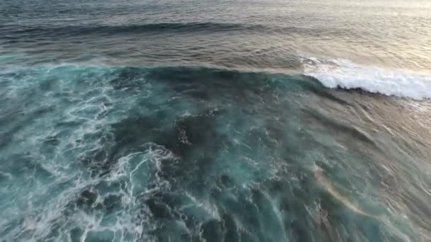 Волны ломаются на закате — стоковое видео