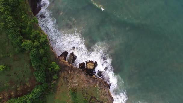 Воздушное видео волн, врывающихся в скалу (Бали, Индонезия) ) — стоковое видео
