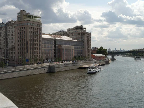 Moskouse Rivier Middag Zicht Dijk Een Plezierboot Een Zonnige Dag — Stockfoto