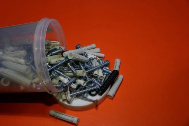 Turuncu arka planda büyük vida + çapa