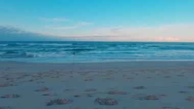 Güneşli bir günde güneşli bir plajda güzel bir zaman kaybı. Kuzey Carolina 'da mavi gökyüzü olan Nags Head' deki Outer Banks 'de yaz başında.