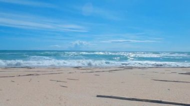Güneşli bir günde güneşli bir plajda güzel bir zaman kaybı. Kuzey Carolina 'da mavi gökyüzü olan Nags Head' deki Outer Banks 'de yaz başında.