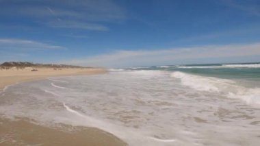 Güneşli güzel bir gün sakin, el değmemiş bir plajda Kuzey Carolina 'da mavi gökyüzü Nags Head' deki Outer Banks 'de yaz başında.