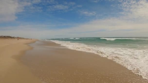 Schöne Hyperlapse Einem Sonnigen Tag Einem Ruhigen Unberührten Strand Mit — Stockvideo