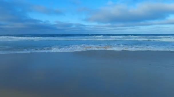 Schöne Hyperlapse Einem Sonnigen Tag Einem Ruhigen Unberührten Strand Mit — Stockvideo