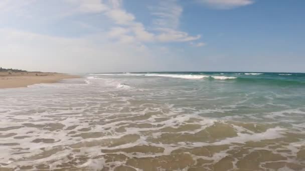 Schöner Sonniger Tag Einem Ruhigen Unberührten Strand Mit Blauem Himmel — Stockvideo