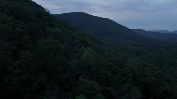 在温暖的夏夜 阿巴拉契亚山脉日落后的空中无人机录像 这是在纽约的哈德逊谷 在Catskill山的亚山脉 — 图库视频影像
