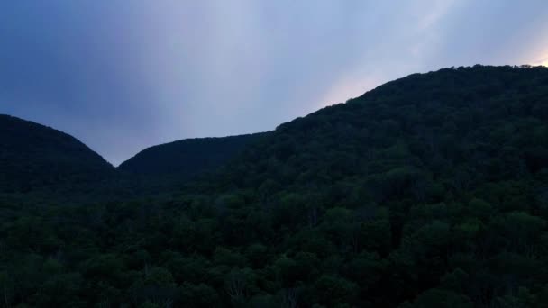 在温暖的夏夜 阿巴拉契亚山脉日落后的空中无人机录像 这是在纽约的哈德逊谷 在Catskill山的亚山脉 — 图库视频影像