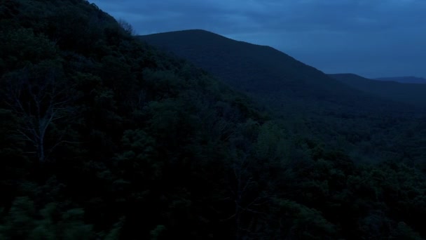 在温暖的夏夜 阿巴拉契亚山脉日落后的空中无人机录像 这是在纽约的哈德逊谷 在Catskill山的亚山脉 — 图库视频影像