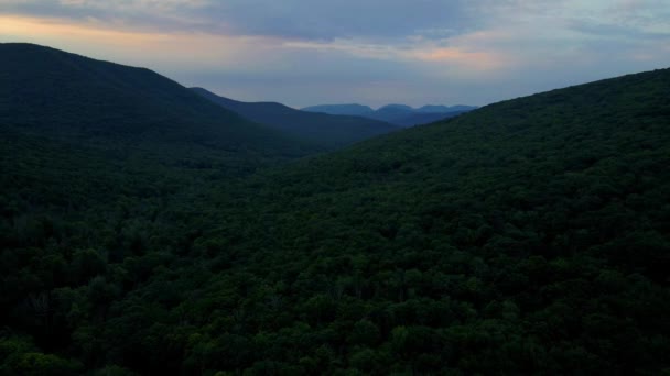 暖かい夏の夜の間の日没後のアパラチア山脈の空中ドローンビデオ映像 キャッツキル マウンテンのハドソン バレーにある — ストック動画