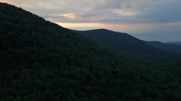 在温暖的夏夜 阿巴拉契亚山脉日落后的空中无人机录像 这是在纽约的哈德逊谷 在Catskill山的亚山脉 — 图库视频影像