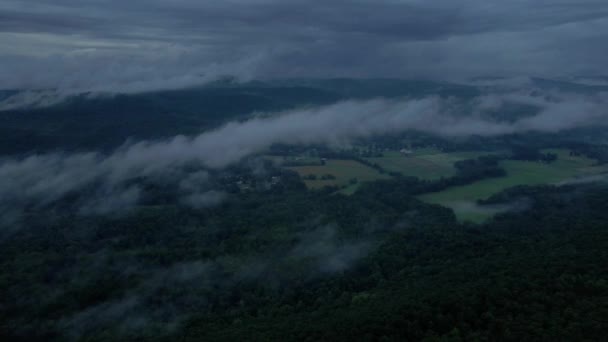 Flygdrönare Videofilmer Låga Moln Över Appalachian Bergen Sommarkväll Detta New — Stockvideo