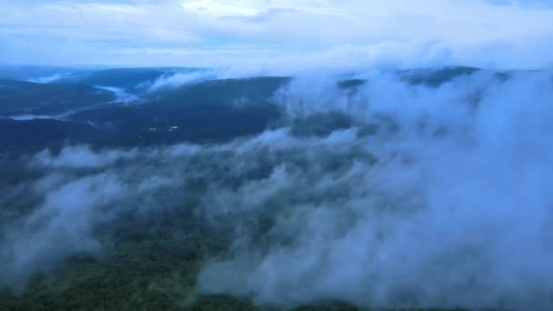 夏夜阿巴拉契亚山脉上空低云的空中无人机录像 这是在纽约Shawangunk Ridge的Hudson山谷 是阿巴拉契亚山脉的一个分支 — 图库视频影像